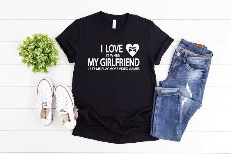  I love my girlfriend - when it lets me play video games T-Shirt  : Clothing, Shoes & Jewelry