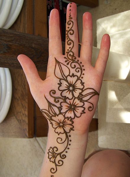 Simple And Beautiful Mehndi Design