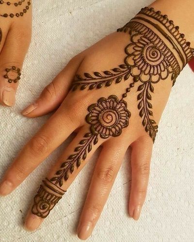 Simple And Beautiful Mehndi Design