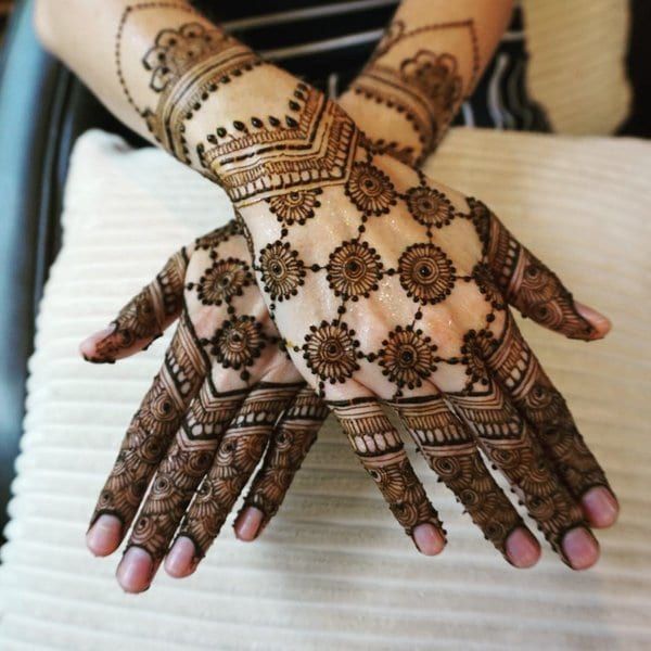 Back Hand Mehndi Design, Stylish Back Hand Mehndi Designs 25