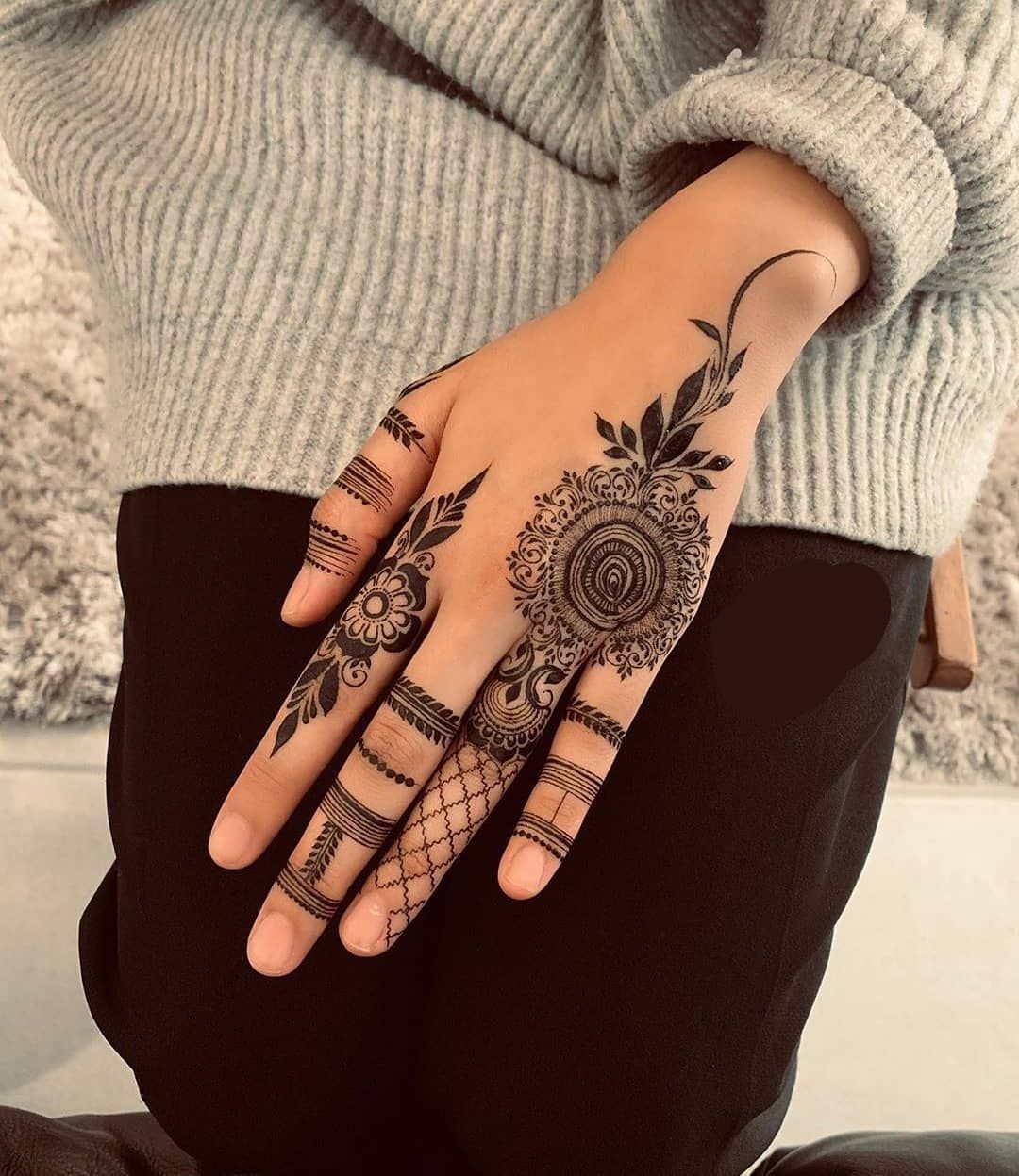 Back Hand Mehndi Design, Stylish Back Hand Mehndi Designs 55