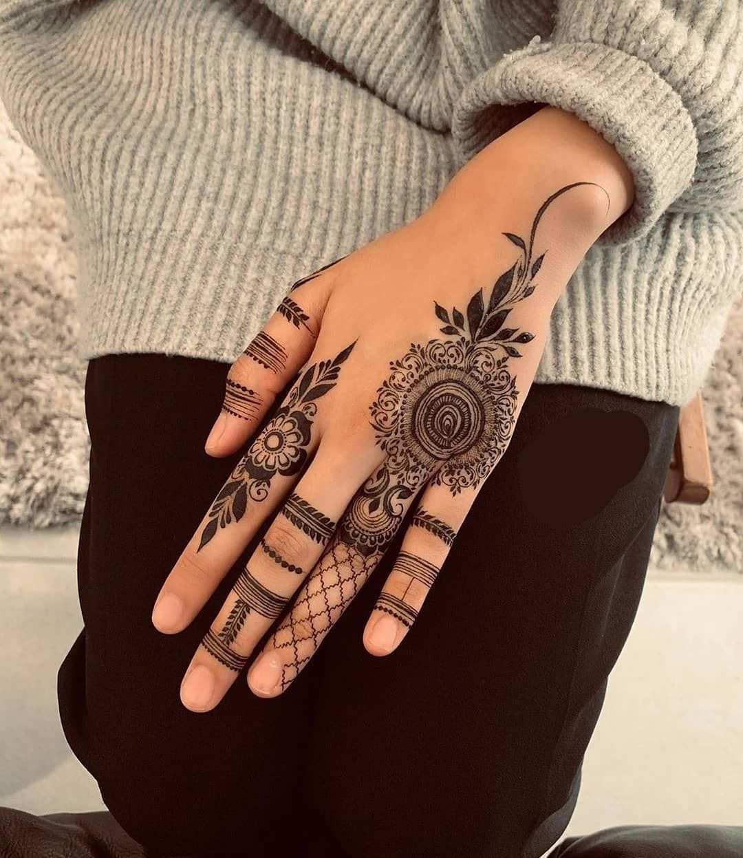 Back Hand Mehndi Design, Stylish Back Hand Mehndi Designs 55