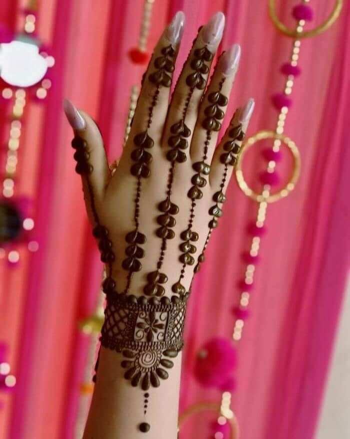 Back Hand Mehndi Design, Stylish Back Hand Mehndi Designs 97
