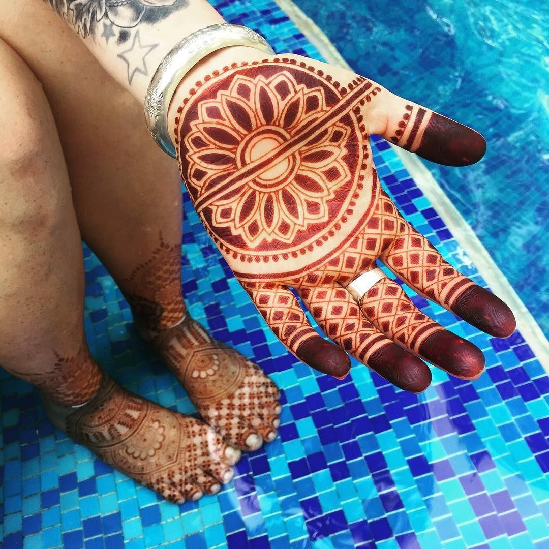 Back Hand Mehndi Design, Stylish Back Hand Mehndi Designs 4