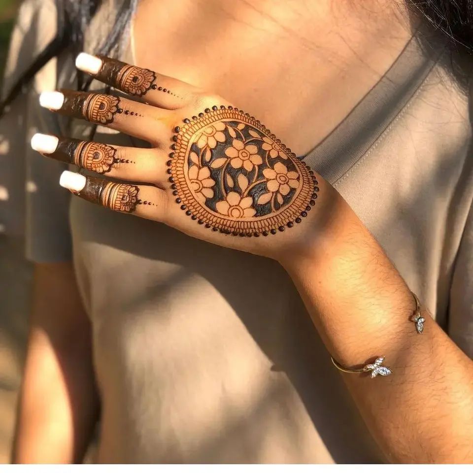 Back Hand Mehndi Design, Stylish Back Hand Mehndi Designs 79