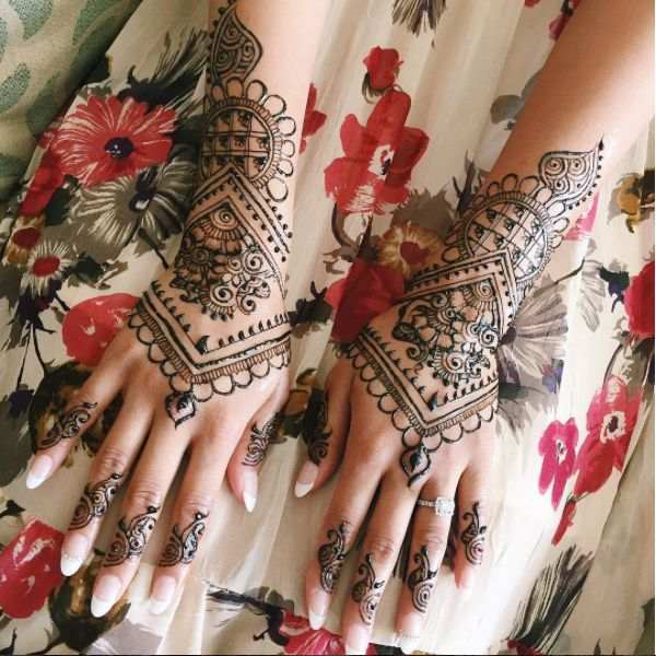 Back Hand Mehndi Design, Stylish Back Hand Mehndi Designs 27