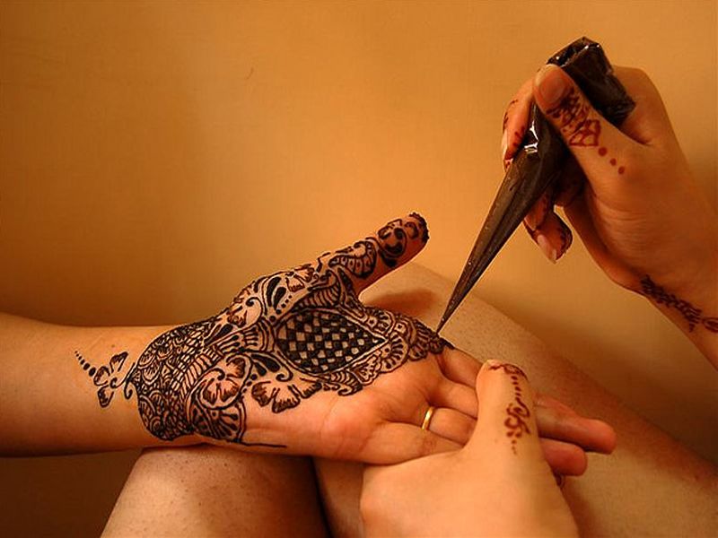 Back Hand Mehndi Design, Stylish Back Hand Mehndi Designs 137