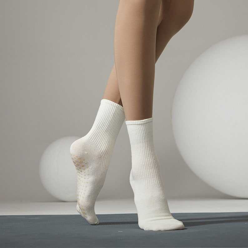 New style sports socks in middle tube Yoga socks in autumn winter Pilates  socks anti-skid Socks