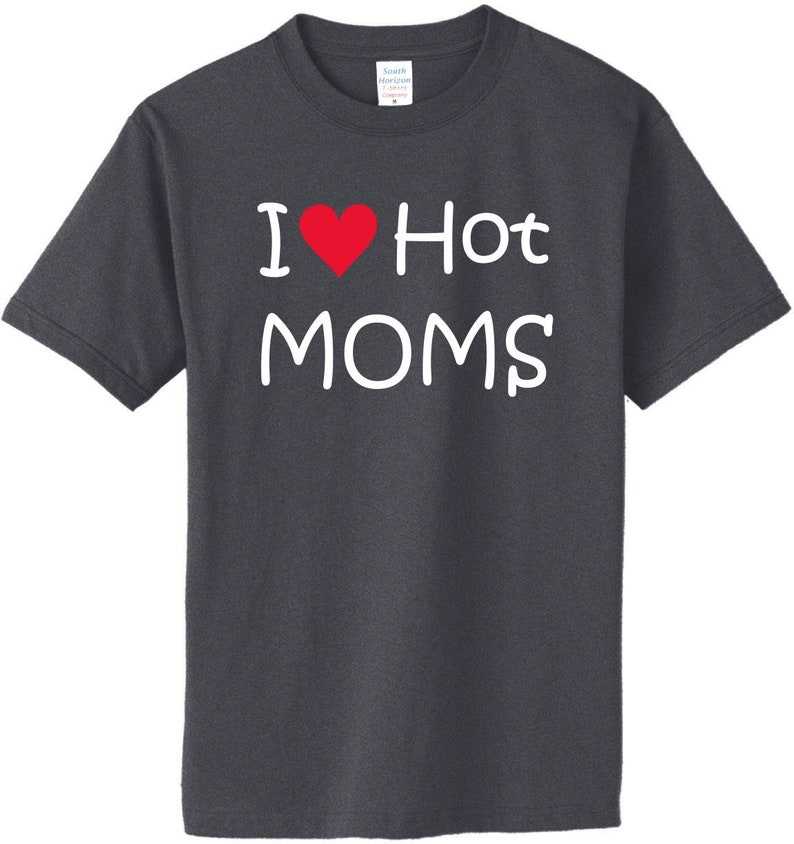 Mom is hot. Футболка i Love hot moms. Hotmilfs футболка. I Love hot moms.