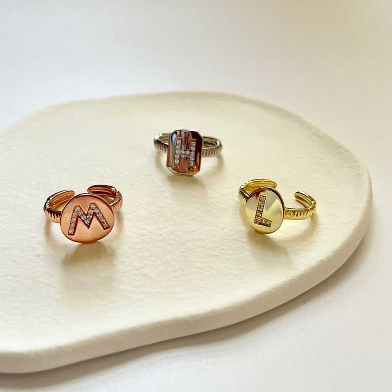 Familielid huwelijk beweging Letter Rings | Custom Ring, Shop Stylish Rings Here And Be More Beautiful