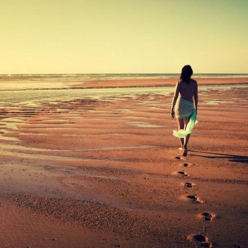 Alone Sad Girl Dp,  Alone Sad Girl Dp For Facebook, Sad Alone Girl Dp For Whatsapp 8