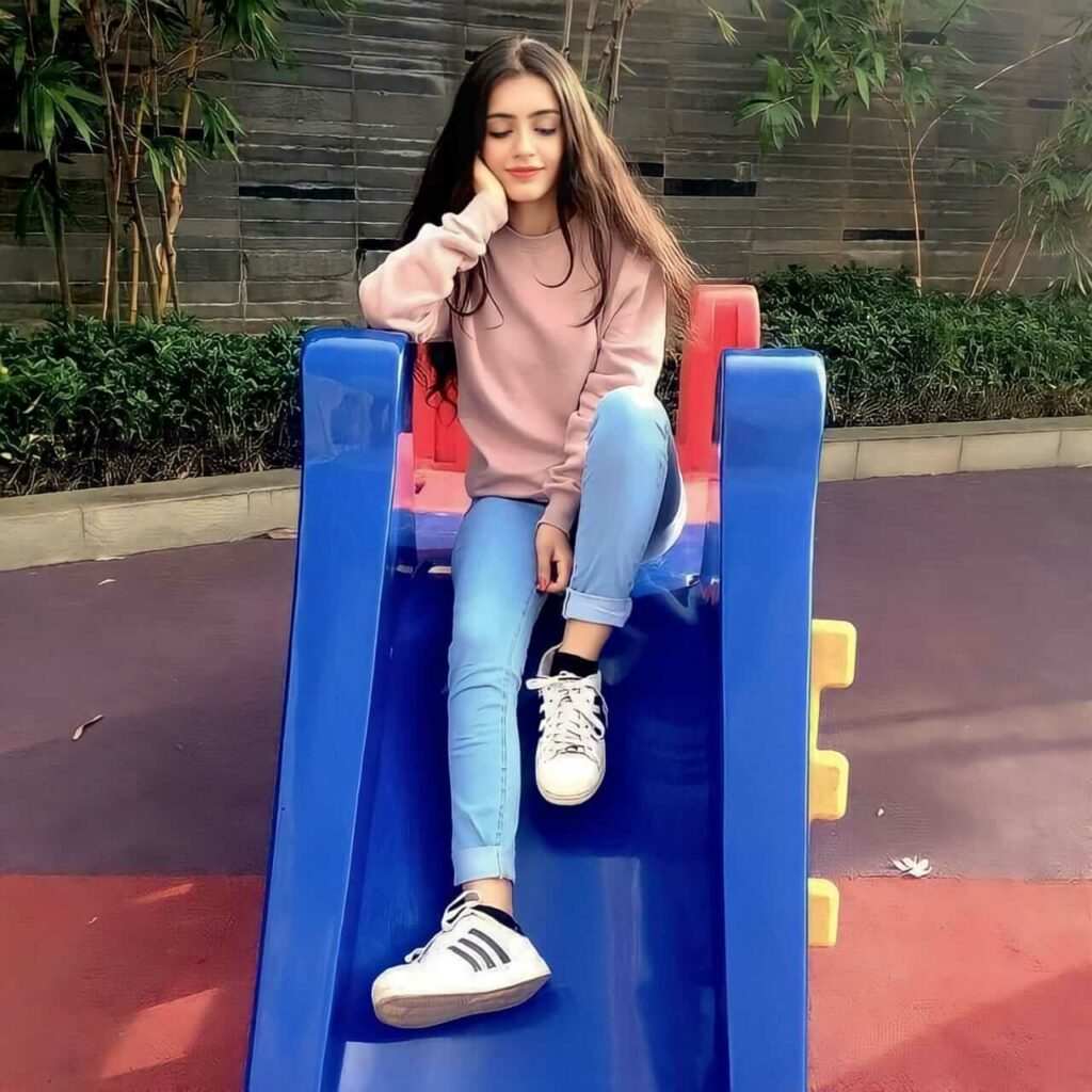 Stylish Dp For Girls,Stylish Cute Baby Girl Dp,Stylish Whatsapp Dp For Girl Image 6